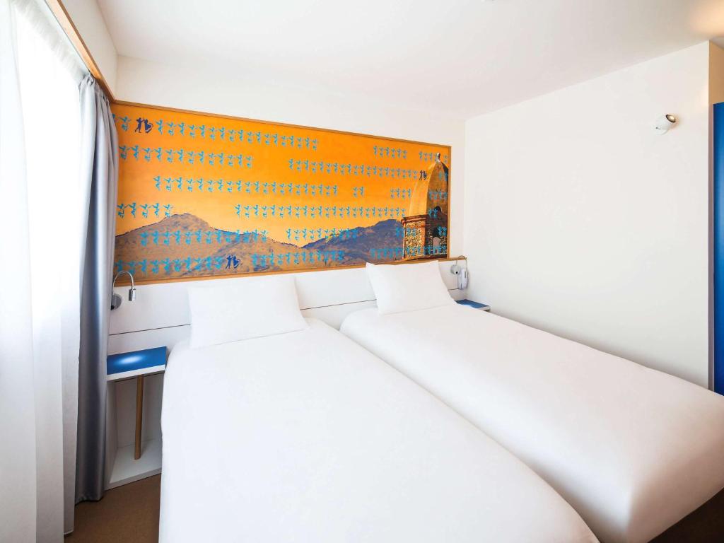 Postel nebo postele na pokoji v ubytování Ibis Styles Collioure Port Vendres