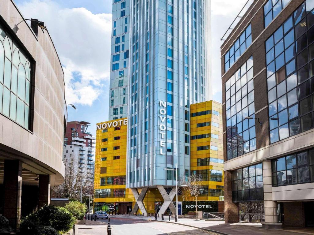 un edificio alto en una ciudad con edificios altos en Novotel London Canary Wharf en Londres