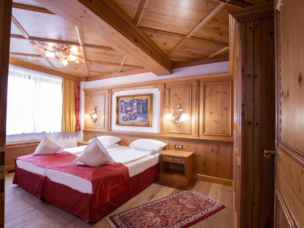 Postel nebo postele na pokoji v ubytování Mercure Sighisoara Binderbubi Hotel & Spa
