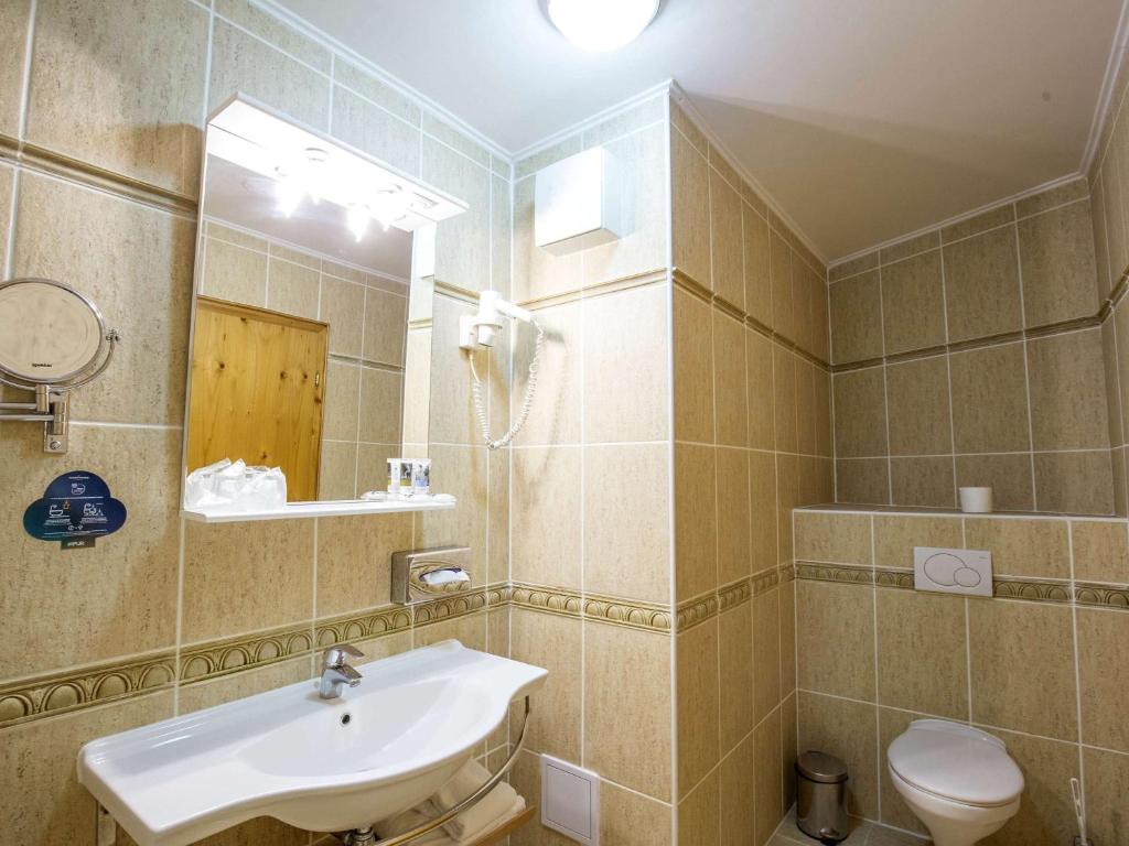 Koupelna v ubytování Mercure Sighisoara Binderbubi Hotel & Spa