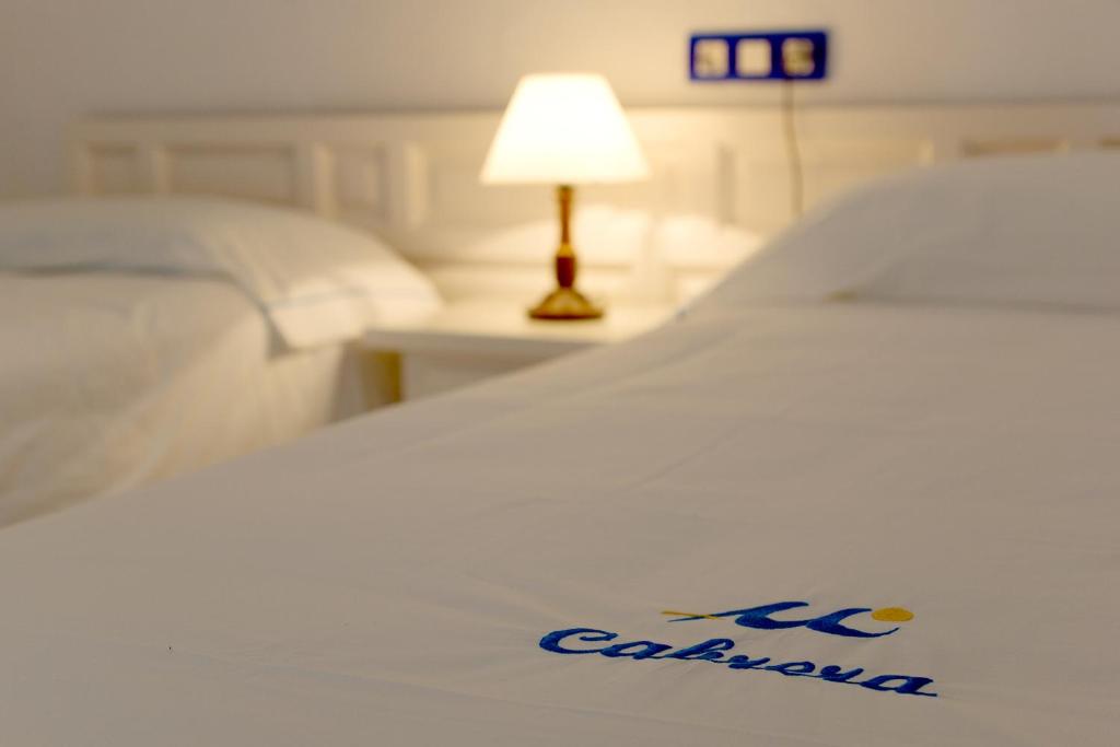 A bed or beds in a room at Apartamentos Cabrera