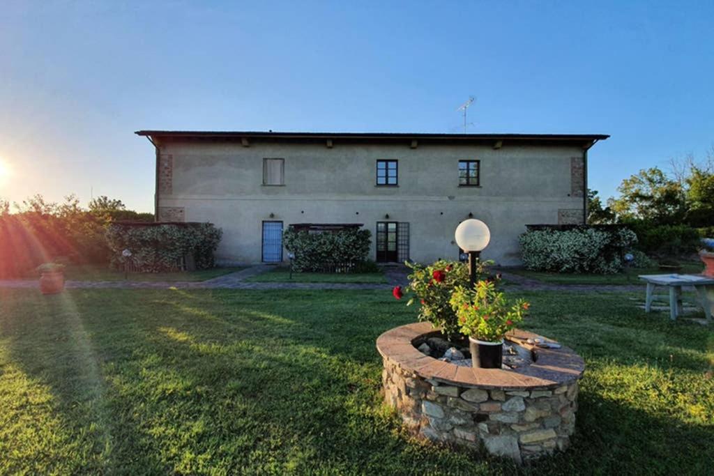 A garden outside Appartamento Il Nido