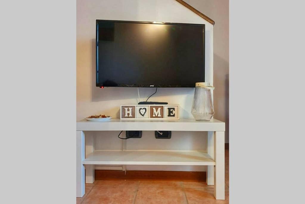 A television and/or entertainment centre at Appartamento Il Nido