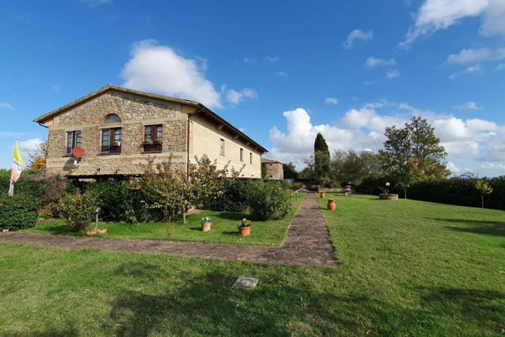 A garden outside Appartamento Il Nido