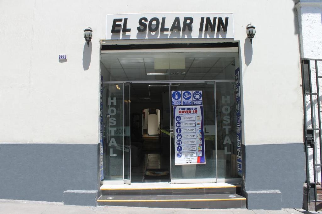 una tienda frente a una tienda con un cartel en ella en El Solar Inn, en Arequipa