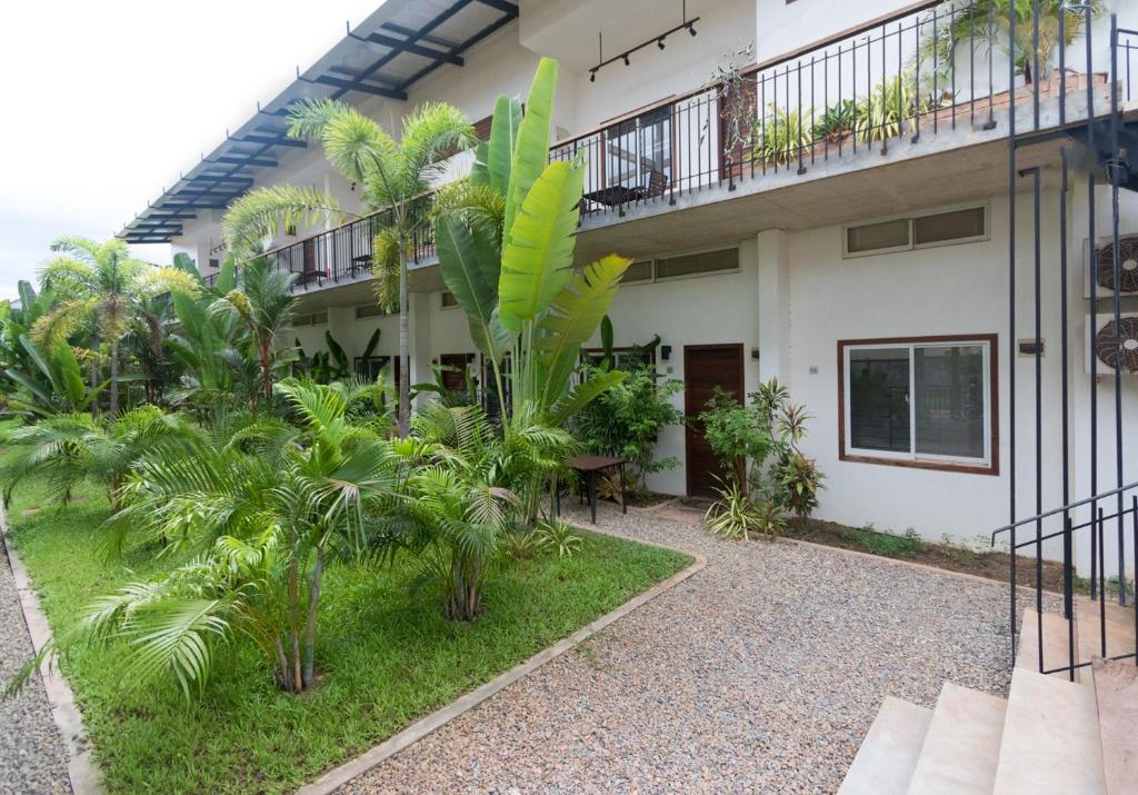 ein Gebäude mit Palmen und einem Balkon in der Unterkunft Phan NaTa Apartment in Siem Reap