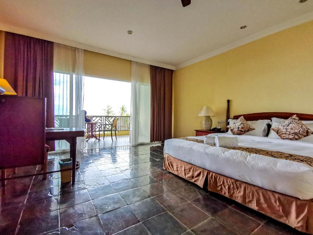 Postel nebo postele na pokoji v ubytování Palm Beach Resort & SPA