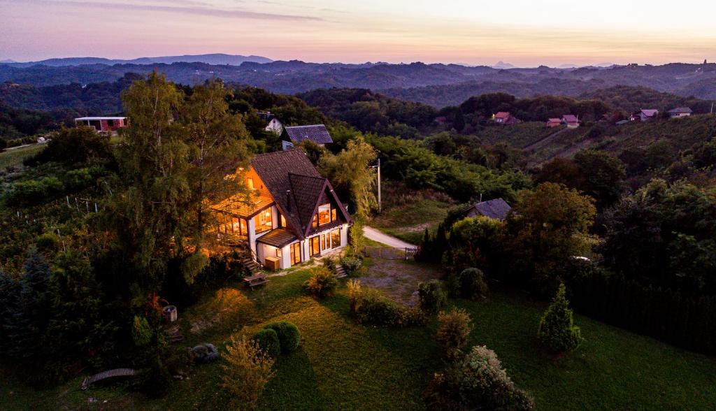 una vista aérea de una casa en una colina en Hmooyi Hill Cottage en Kolarovec