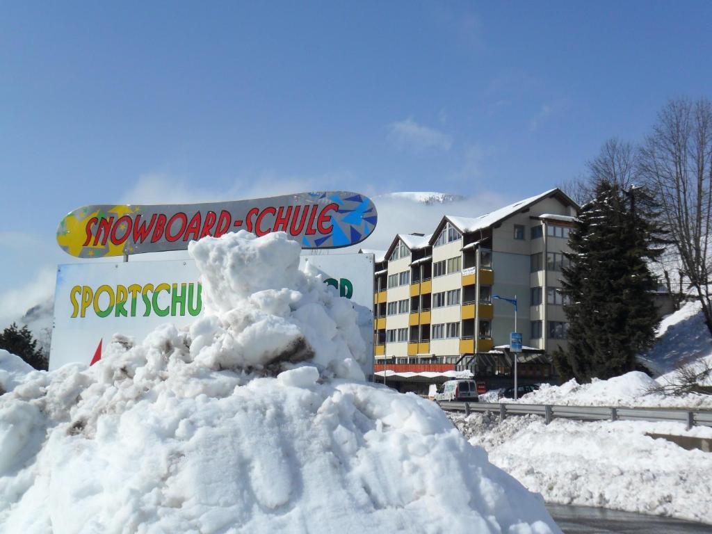 une pile de neige devant un hôtel dans l'établissement Appartements Central, à Bad Kleinkirchheim
