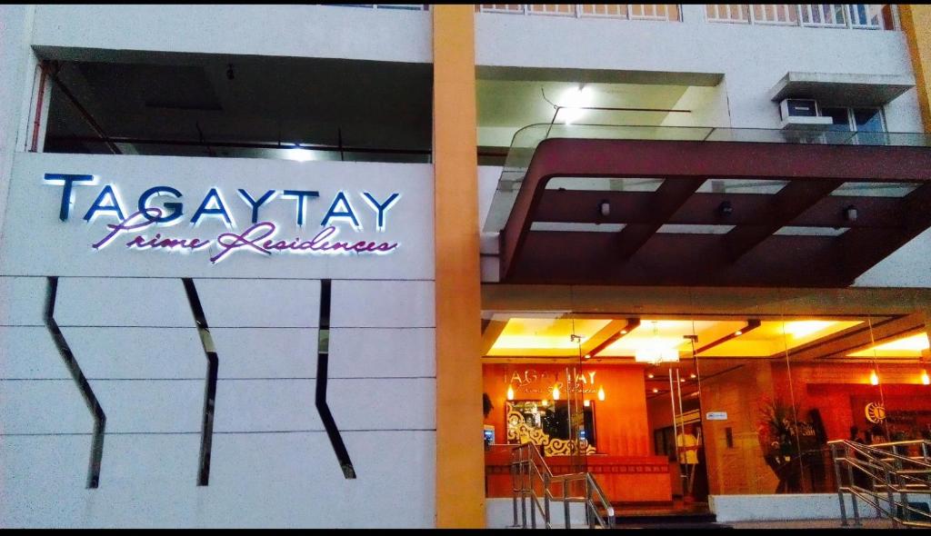 un restaurant avec un panneau sur le côté d'un bâtiment dans l'établissement Mary's Crib Cityland Prime Tagaytay with Free Wifi & Swimming, à Tagaytay