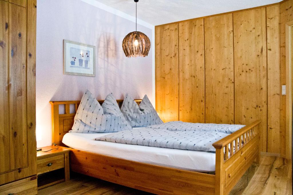 Postel nebo postele na pokoji v ubytování Pension Waldesruh/Halseralm