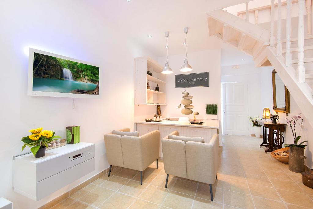 TV a/nebo společenská místnost v ubytování Lindos Harmony Suites