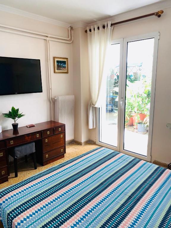 Televízia a/alebo spoločenská miestnosť v ubytovaní Modern Apartment in The Heart of Athens Near Acropolis