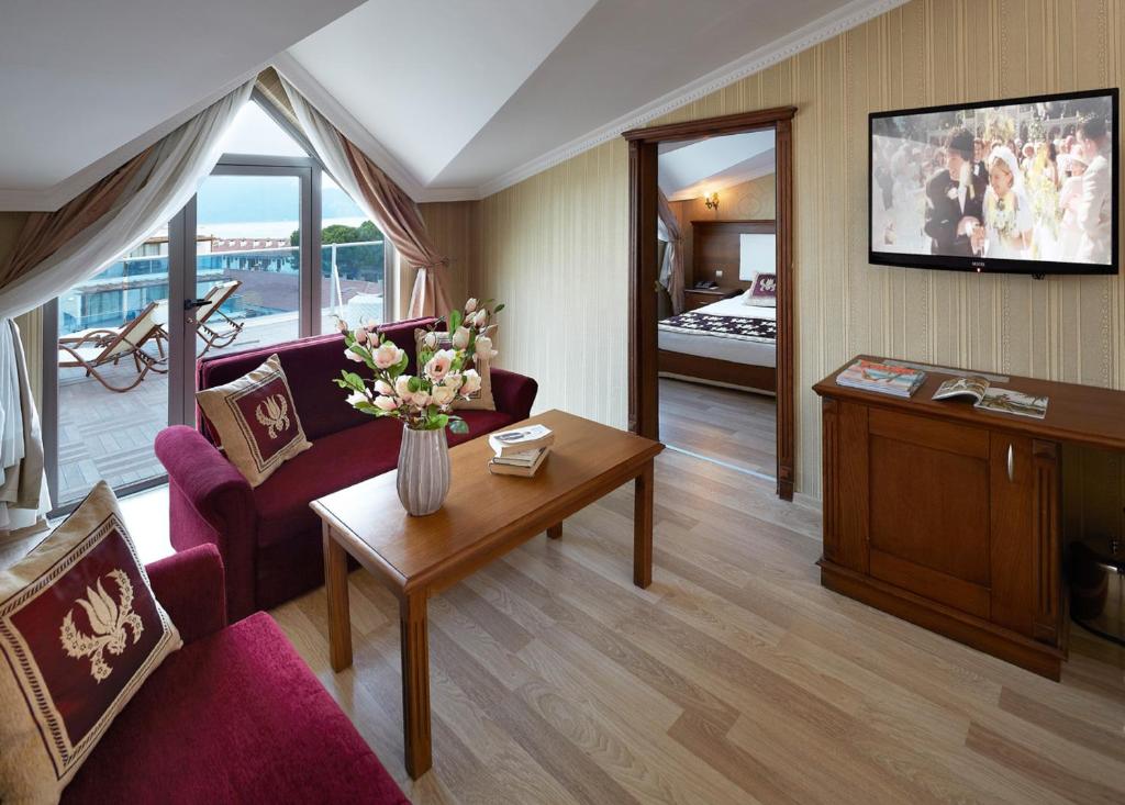 TV a/nebo společenská místnost v ubytování Emre Beach & Emre Hotel