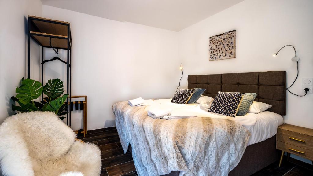 Un dormitorio con una cama con una manta. en Les Freinets - Apt A01 - BO Immobilier en Châtel