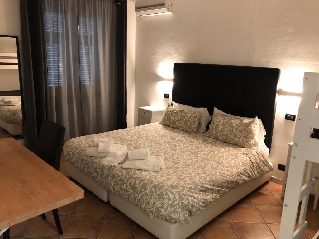 a bedroom with a bed with towels on it at B&B Il Viaggiatore in Marina di Massa