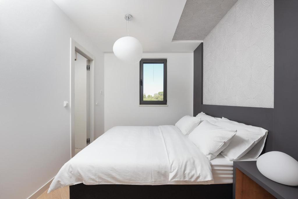 Posteľ alebo postele v izbe v ubytovaní LAZY - Luxury Apartment Zadar Yachting