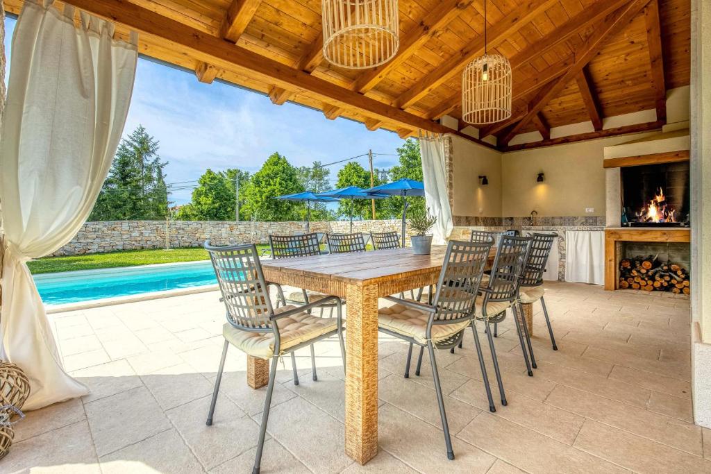 Bazén v ubytovaní Villa Aria Istria alebo v jeho blízkosti