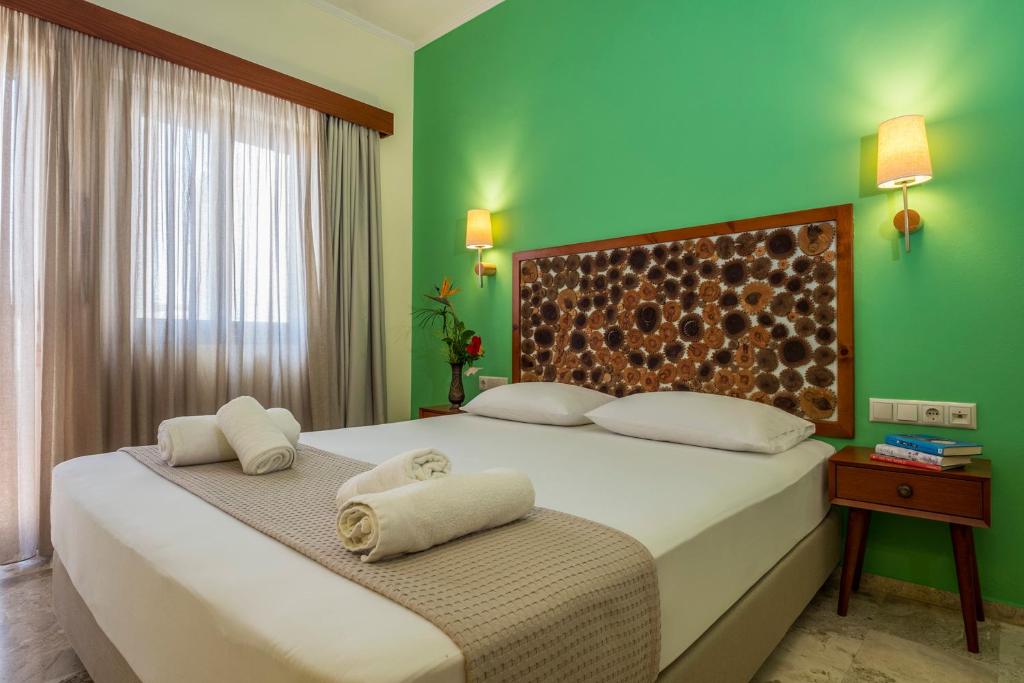 Postel nebo postele na pokoji v ubytování Aris Boutique Hotel