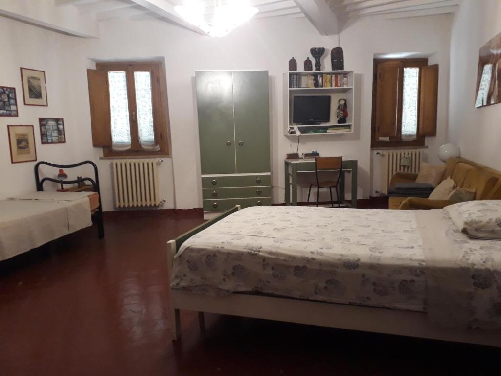sypialnia z 2 łóżkami i salon w obiekcie CASA FEDORA -Appartamento uso turistico centro storico di Arezzo w Arezzo