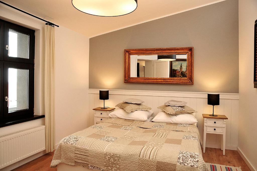 Posteľ alebo postele v izbe v ubytovaní Apartamenty Kopernika 14