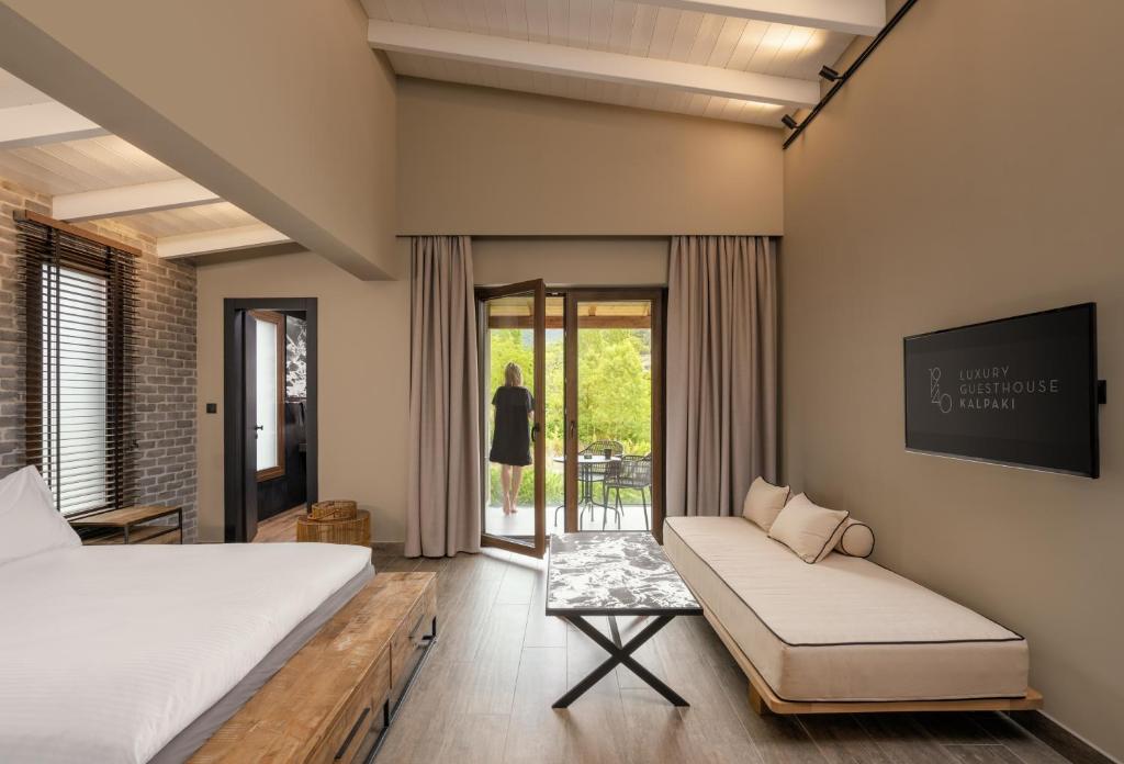 1 dormitorio con 1 cama y 1 sofá en 19.40 Luxury Guesthouse, en Kalpákion