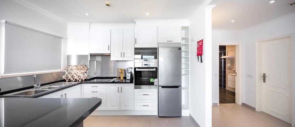 Kuchyň nebo kuchyňský kout v ubytování Apartamentos Mónaco by Garvetur