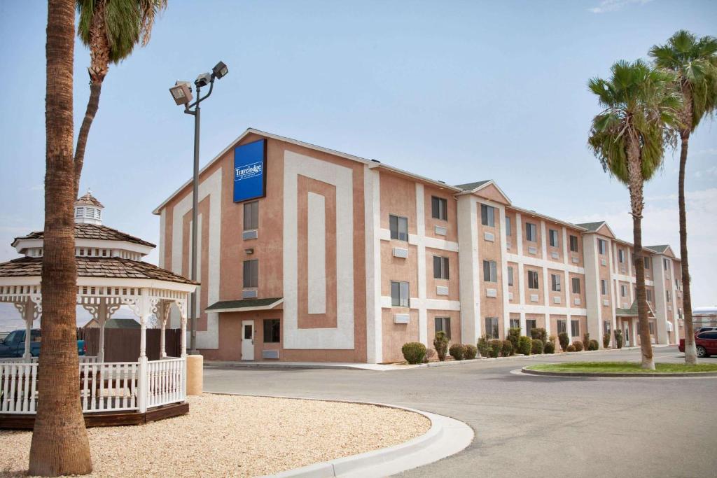 un grande edificio con un gazebo di fronte di Travelodge by Wyndham Yermo a Yermo