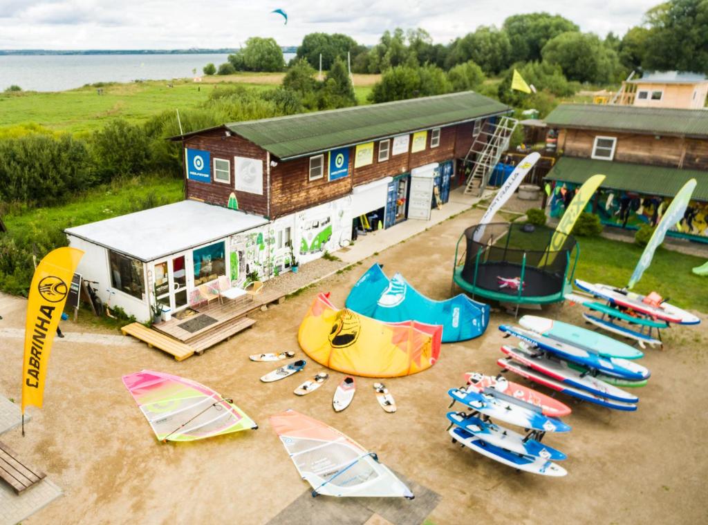 VeskovoにあるGuest House SURF POINTの遊び場(サーフボード付)と建物の空中の景色