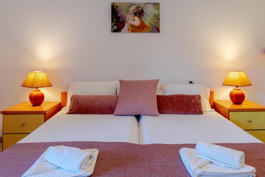 A bed or beds in a room at Rivendell Apartments