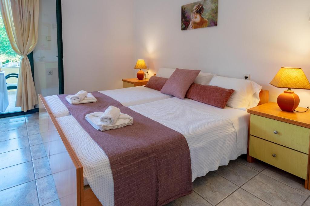 A bed or beds in a room at Rivendell Apartments