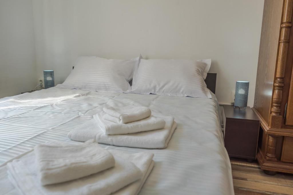 a bed with white towels on top of it at Casa Astilean in Lupeni