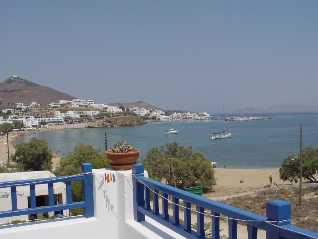 - une vue sur une plage avec des bateaux dans l'eau dans l'établissement Ragoussis House, à Logaras