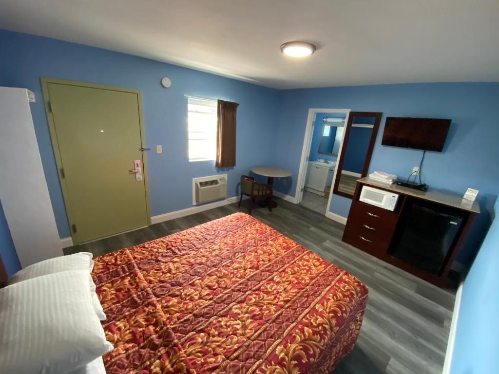 Postel nebo postele na pokoji v ubytování Red Carpet Inn & Suites Wrightstown