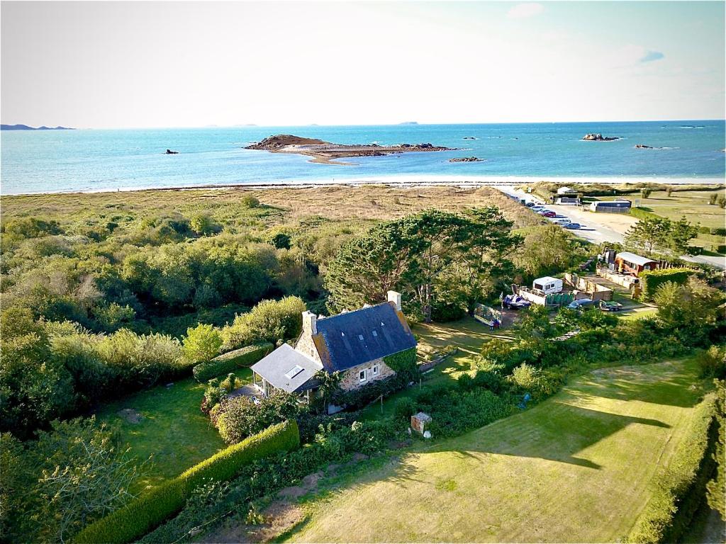 eine Luftansicht eines Hauses neben dem Meer in der Unterkunft Grande Maison, les pieds dans l'eau, Vacances Bord de Mer (50m de la plage). in Penvénan