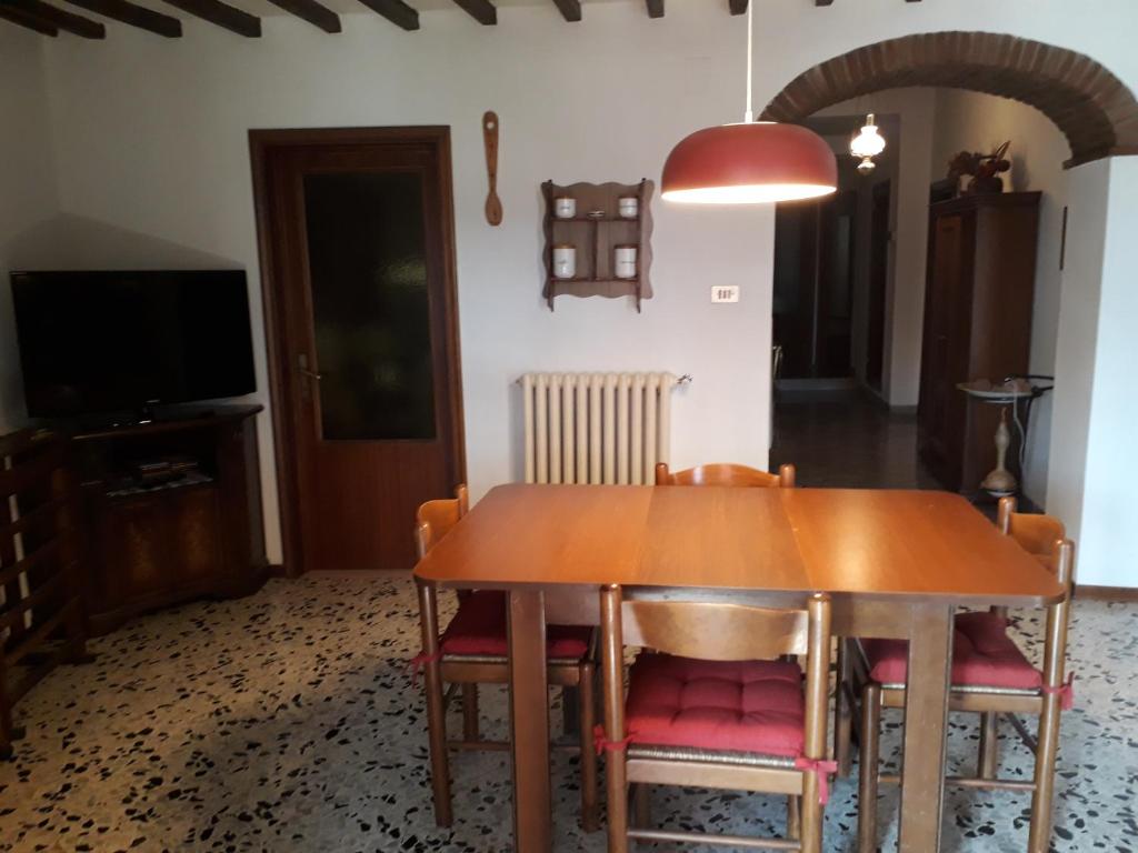 Telewizja i/lub zestaw kina domowego w obiekcie CASA FEDORA -Appartamento uso turistico centro storico di Arezzo