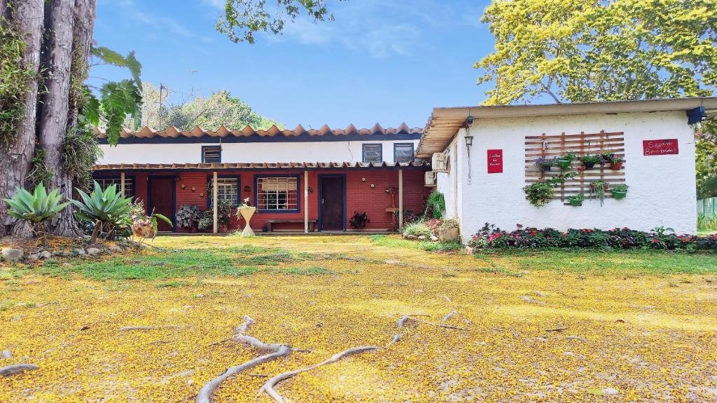 ein Haus mit einer langen Schlange im Hof in der Unterkunft Suites do Reino Penedo RJ in Penedo