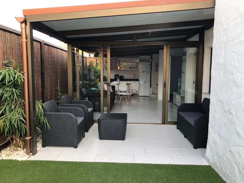 A seating area at Bungalow Atos With Private Garden