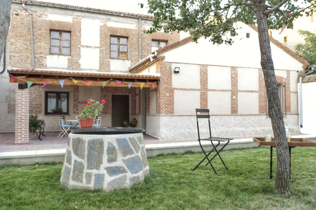 eine Terrasse mit einem Tisch im Hof eines Hauses in der Unterkunft Casa del maestro in Orbita