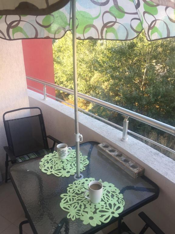 クラネヴォにあるApartment Gerganaのガラステーブル(窓際にコーヒーカップ2杯付)