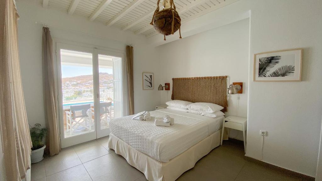 Postel nebo postele na pokoji v ubytování Amperian Mykonos Suites & Villas