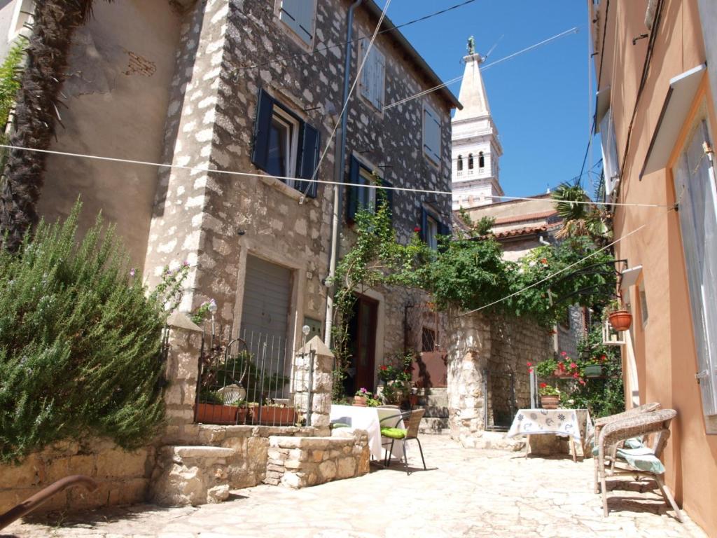 alejka z budynkiem i kościołem w obiekcie Apartment MONTE w Rovinj