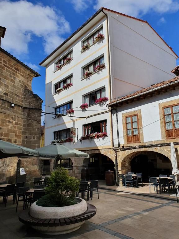 un edificio con tavoli e sedie di fronte di El RINCON ESPINOSA a Espinosa de los Monteros