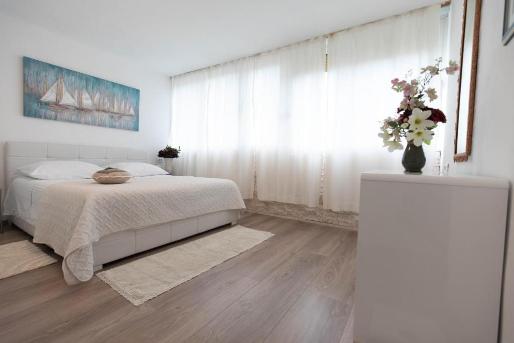Posteľ alebo postele v izbe v ubytovaní Split City apt in Firule beach area