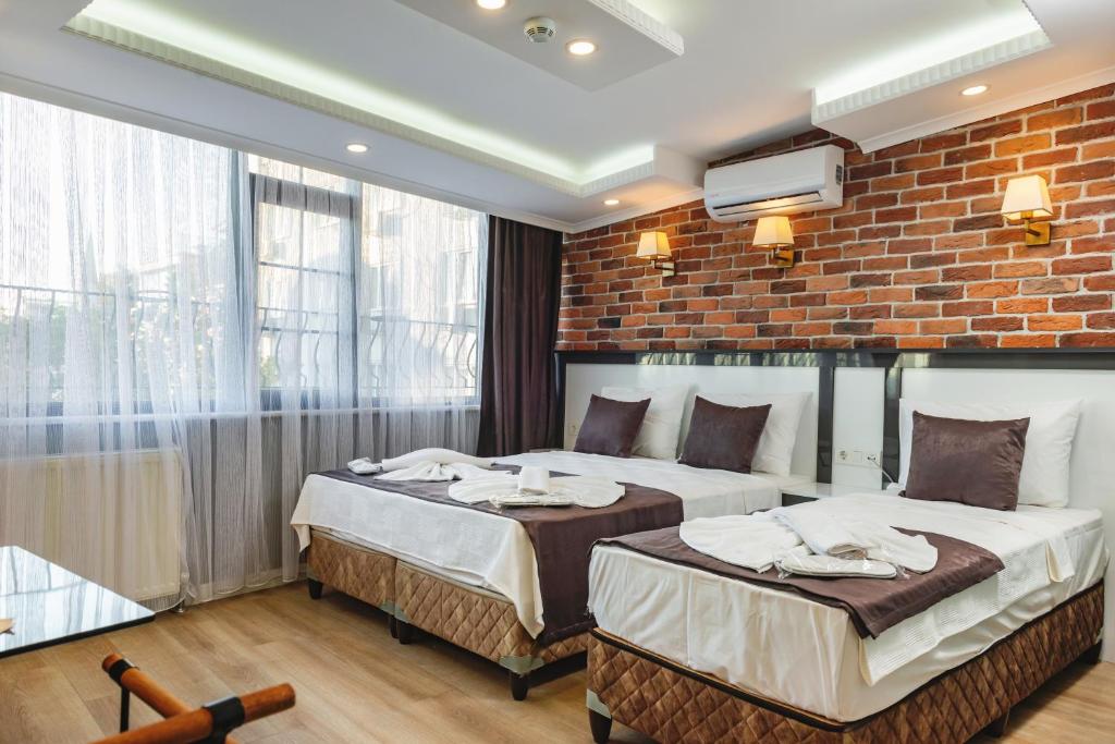 Giường trong phòng chung tại Gloria Suites Old City