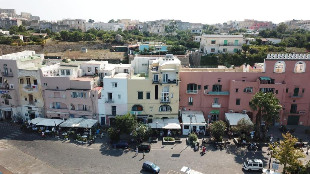 Nespecifikovaný výhled na destinaci Procida nebo výhled na město při pohledu z bed and breakfast