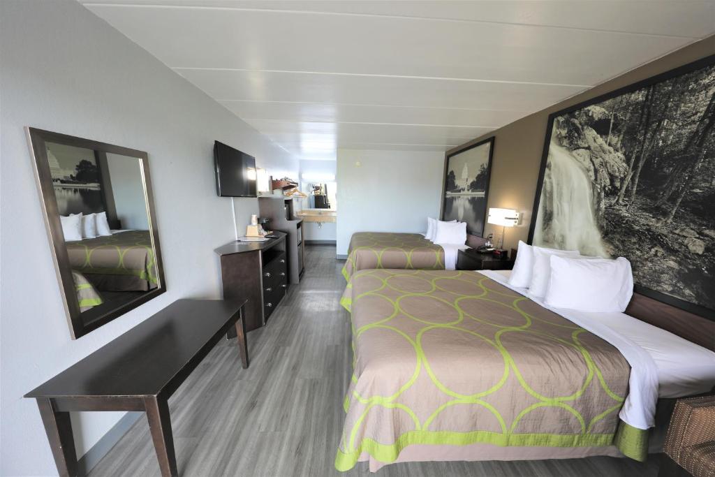 Super 8 by Wyndham Manassas - Queen Room With Two Queen Beds - Non-Smoking