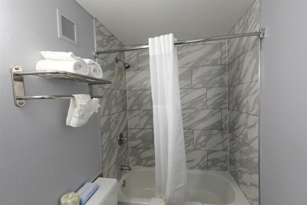 Super 8 by Wyndham Manassas - King Room - Non-Smoking