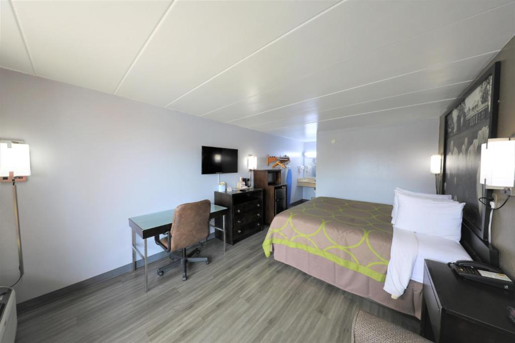 Super 8 by Wyndham Manassas - Queen Room - Non-Smoking