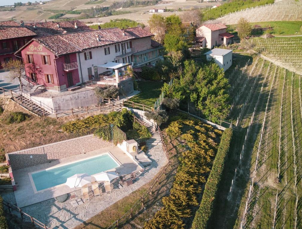 an aerial view of a house with a swimming pool at Poggio dei Farinetti in Diano dʼAlba